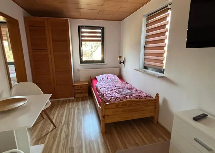 Waldsachsen - Gaeste Und Monteurzimmer Mit Parkplatz * Meerane